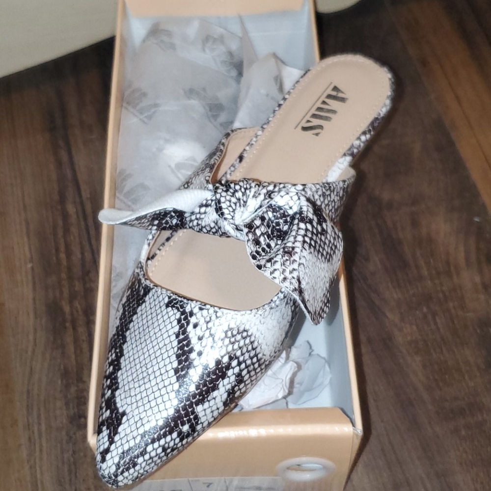 Snake skin flat, a bowtie